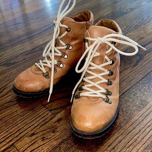 Size 8.5 brown leather Steve Madden lace up ankle boots